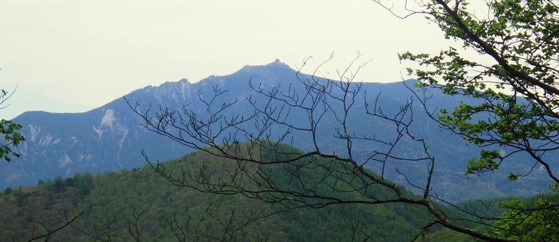 中央に金峰山の五丈岩