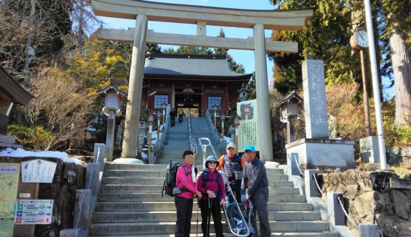 御岳神社大鳥居階段で