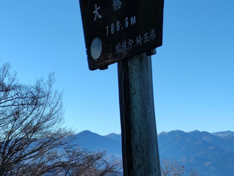 山頂から武甲山（左）