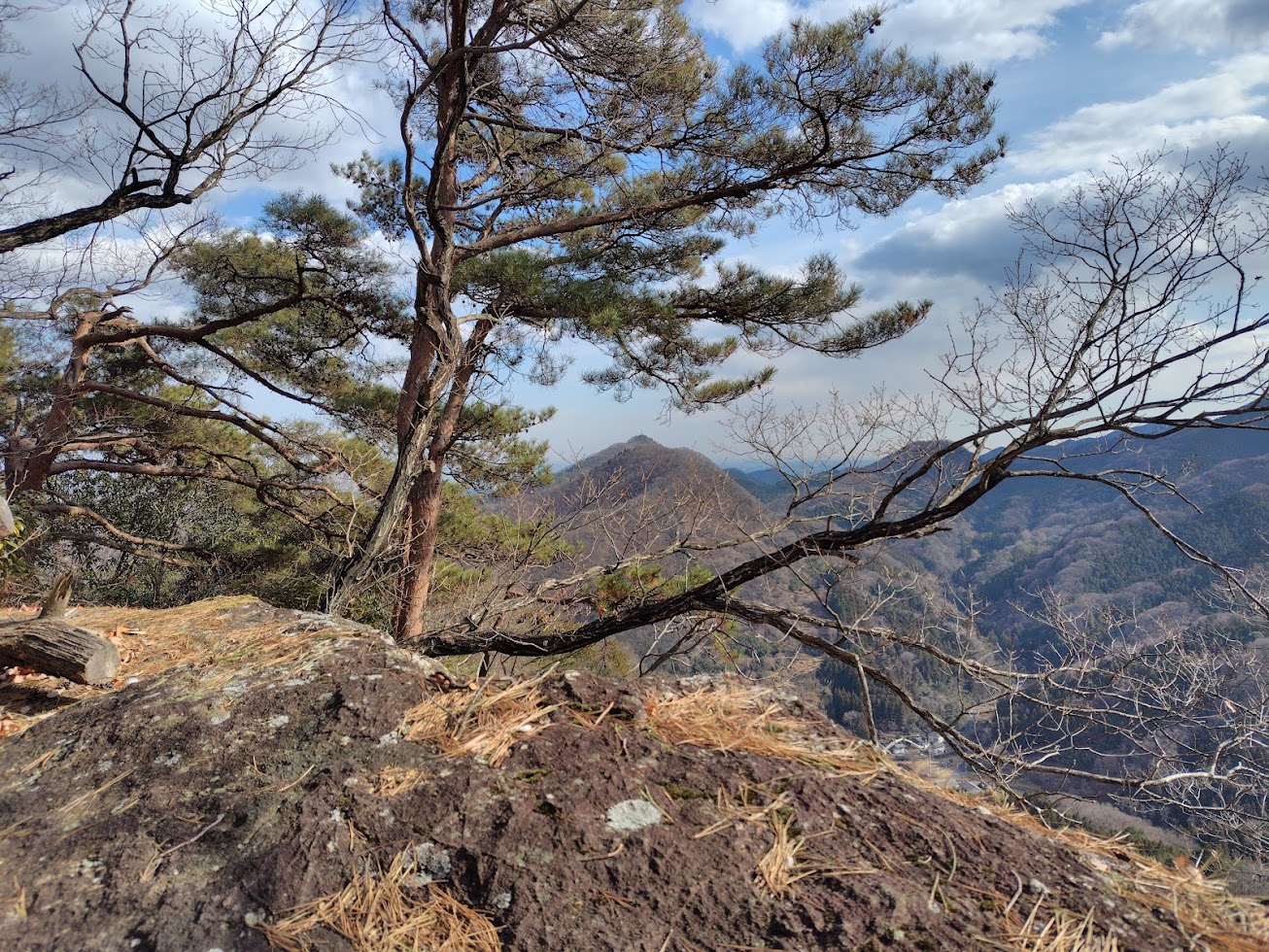 朝日岳南峰から八策山と牛臥山の重なりを見る