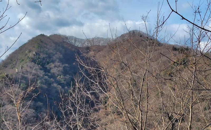 朝日岳の北峰と南峰（左）から岩稜の尾根が手前に