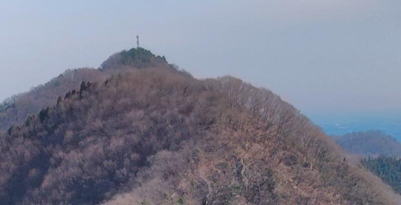 手前八策山、奥に牛臥山のアンテナが