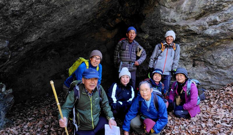 鉱山跡の洞窟前で