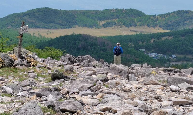 篭の登山から池の平を望む