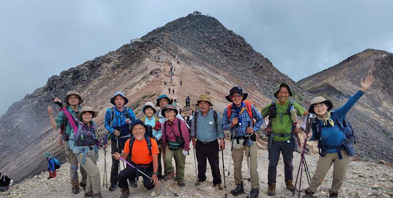 蚕玉岳から剣ヶ峰をバックに