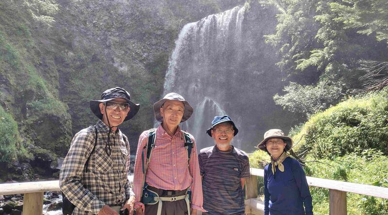善五郎の滝の前で