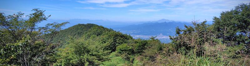 山頂の先に榛名山と浅間山を遠望する