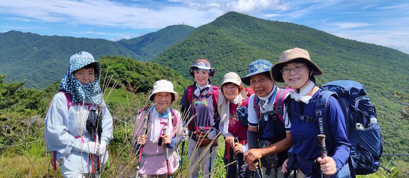 火起山から荒山と地蔵岳を振り返る