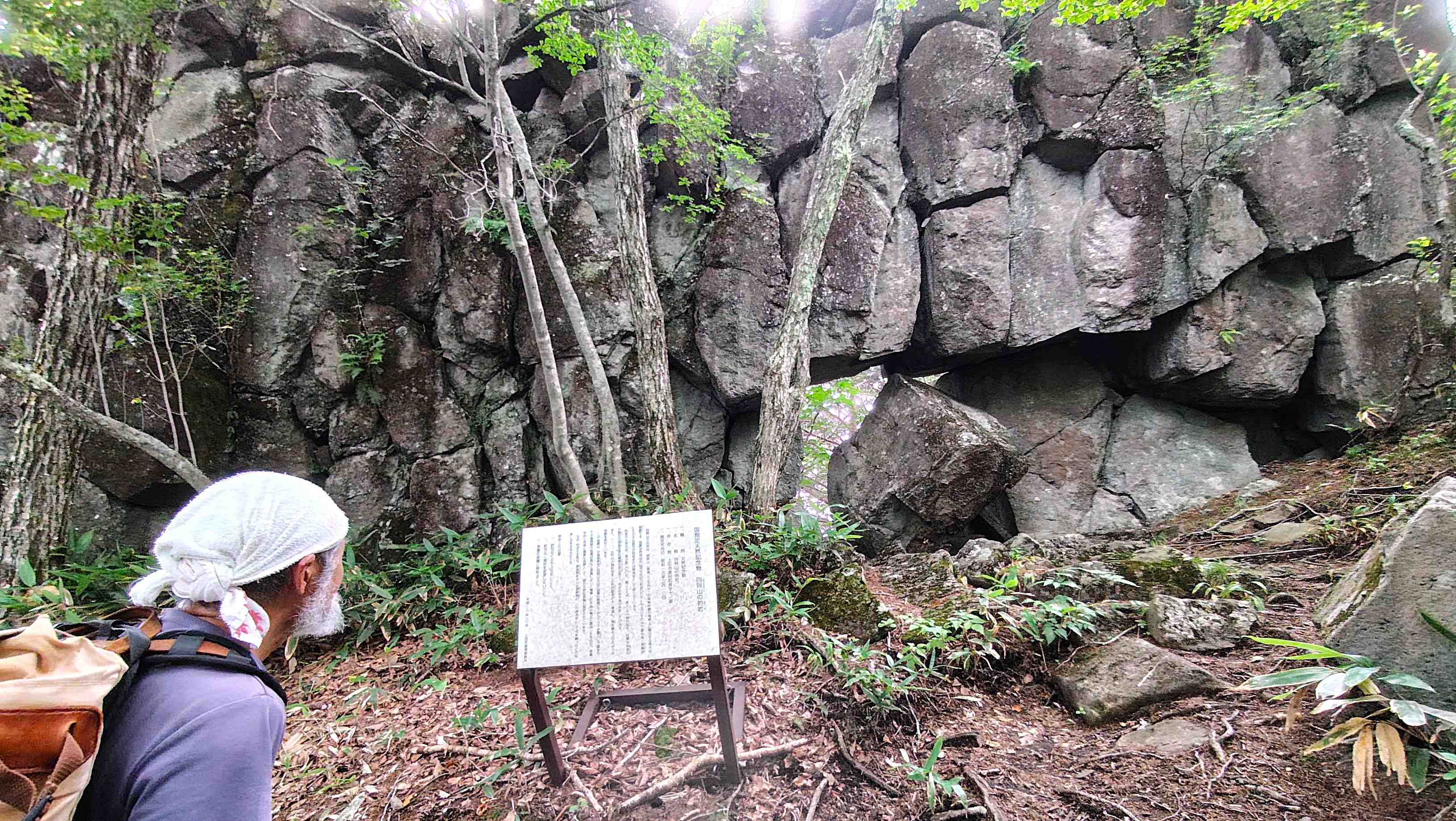 マグマからできた屏風岩、源の頼朝が射抜いたと言われる岩が挟まっている