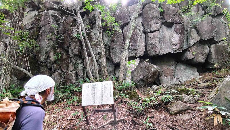 マグマからできた的岩（屏風岩）