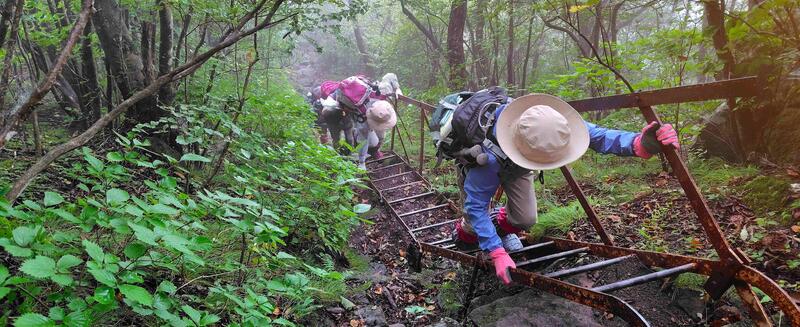 相馬山の鉄ハシゴを登る