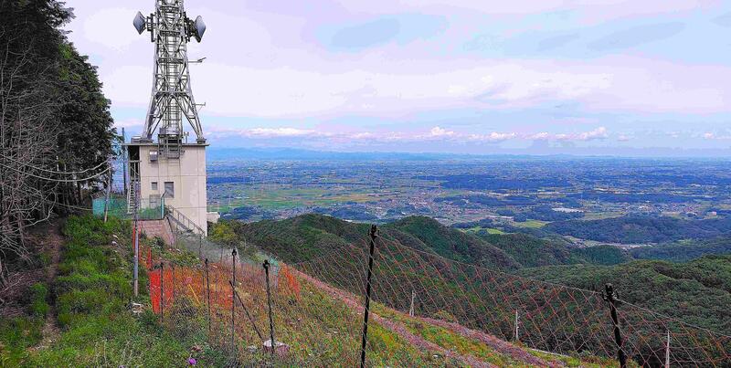 伐採で展望が広がった陣見山山頂