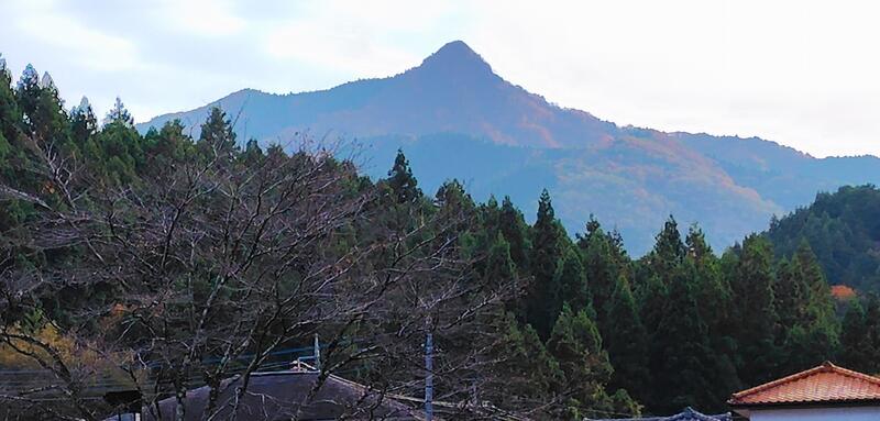 下仁田町自然史館から小沢岳を望む
