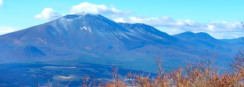山頂から浅間山を望む
