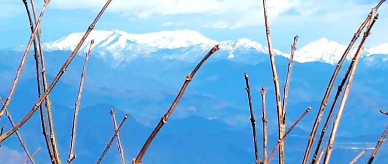 山頂から谷川連峰を望む