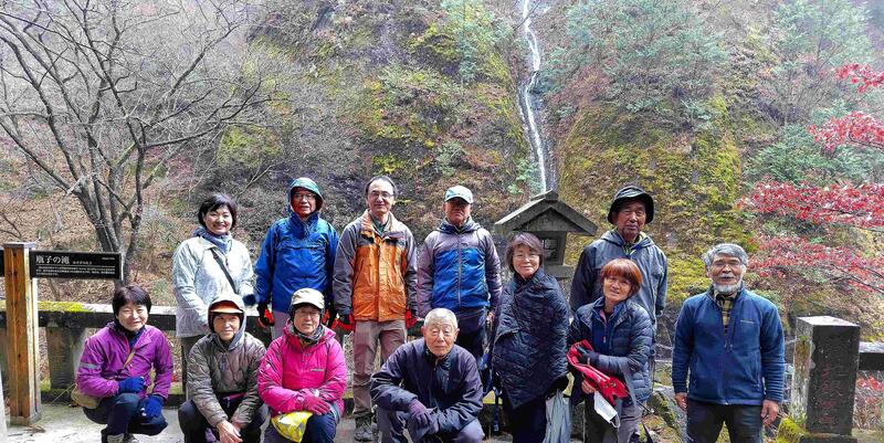 榛名神社の？？？滝をバックに
