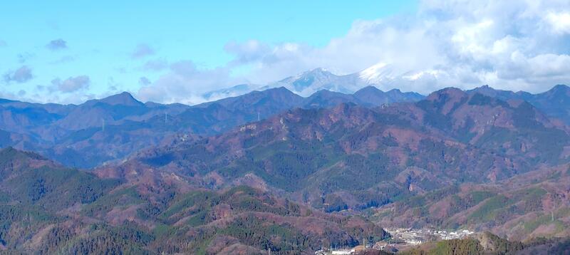 稜線から望む西上州の山と雲をかぶった浅間山