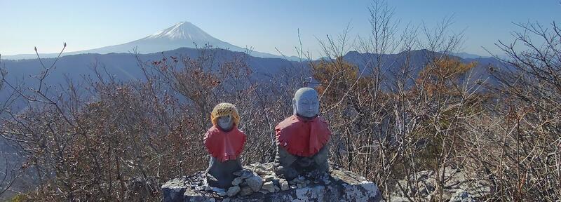 縄文土器が発見された場所のお地蔵様と富士山
