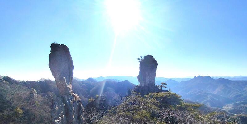 そそり立つ爺岩（右）と婆岩（左）