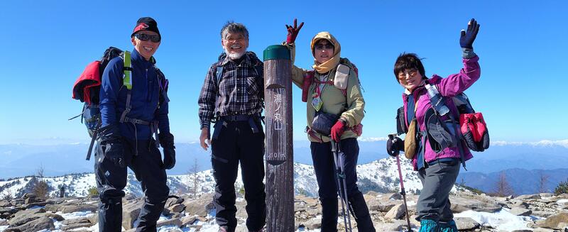 湯ノ丸山頂でガッツポーズの4人組