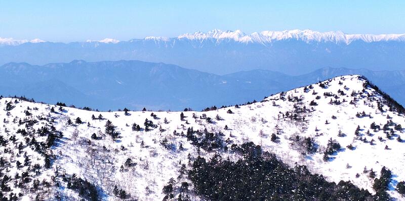 烏帽子岳の奥に北アルプスの屏風が連なる