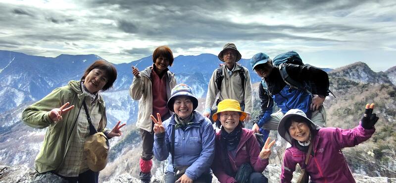のぞき岩から奥秩父をバックに