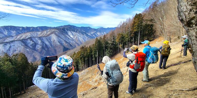 伐採斜面から奥秩父を望む
