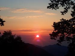 雲取山荘前から日の出を見る