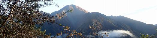 前黒法師岳登山中に朝日岳を見る