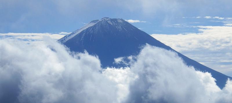 霧が晴れて富士山が現われる