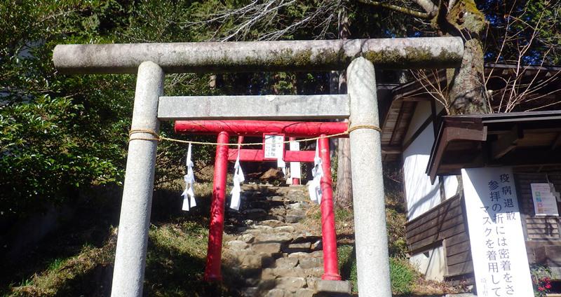 素戔嗚神社は長い階段を登った山頂にある