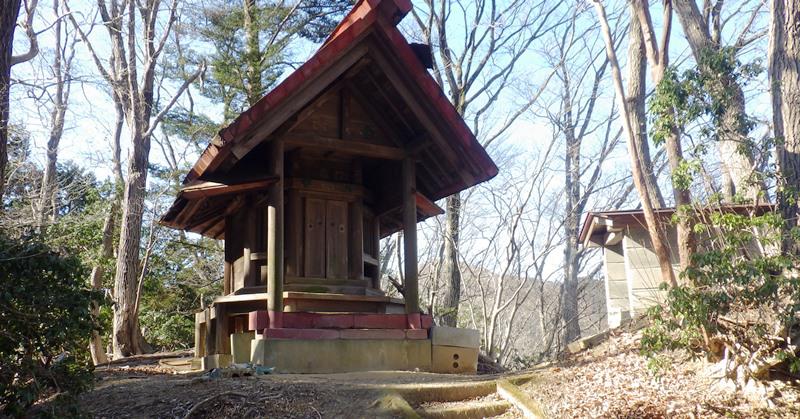 正丸峠の手前に、珍しい八角形の神社がある。ここで林道工事で道が不明になる