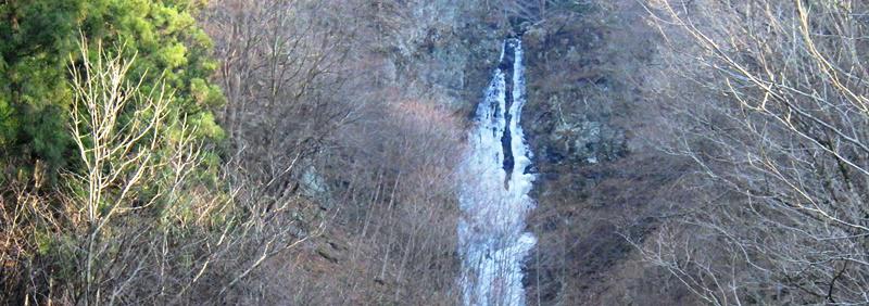 九十ノ滝は上部からちょろちょろと水が落ちているが、ほぼ結氷状態
