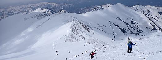 月山　スキーを背負って急斜面を登る